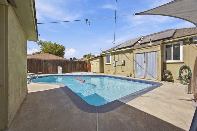 2137 Sacramento, Bakersfield, CA 93305
