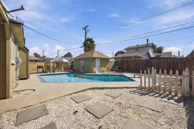 2137 Sacramento, Bakersfield, CA 93305