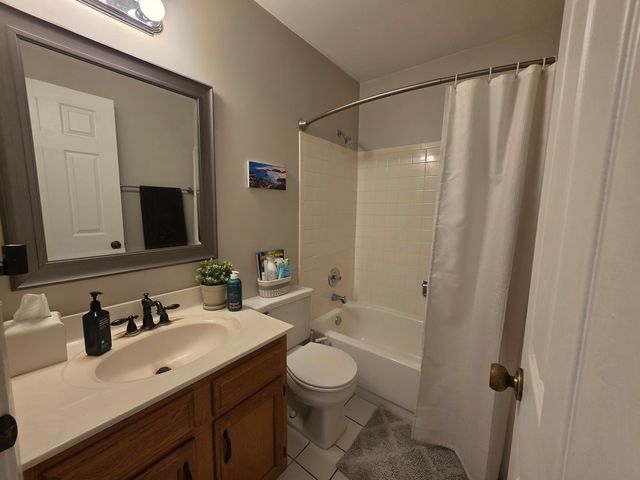 2791 Green Bridge Court V2, Schaumburg, IL 60194