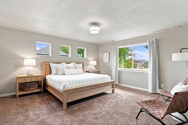 2823 W Sunset View Ln, Spokane, WA 99208