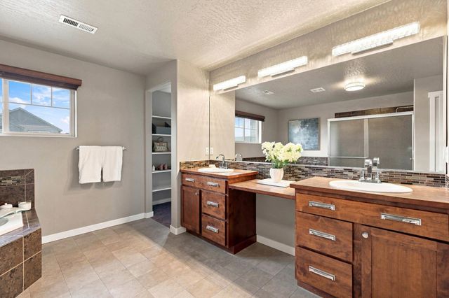 2823 W Sunset View Ln, Spokane, WA 99208