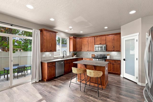 2823 W Sunset View Ln, Spokane, WA 99208