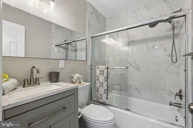 6302 PADDINGTON LN, Centreville, VA 20120