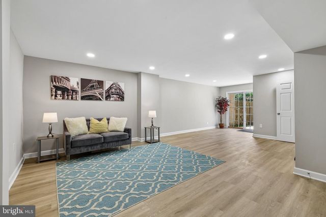 6302 PADDINGTON LN, Centreville, VA 20120