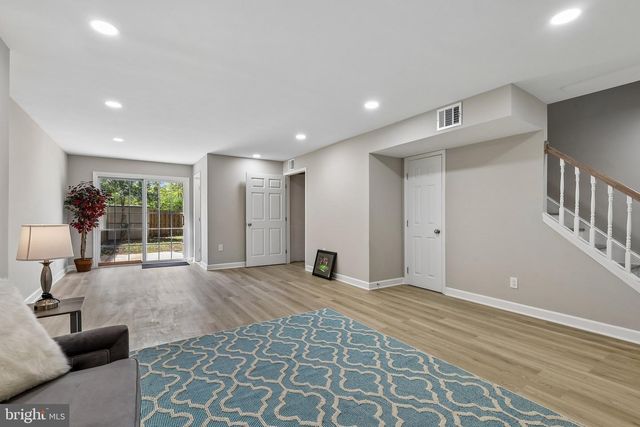 6302 PADDINGTON LN, Centreville, VA 20120