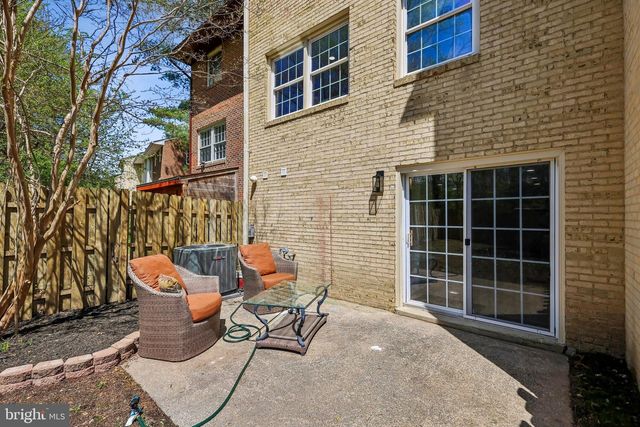 6302 PADDINGTON LN, Centreville, VA 20120
