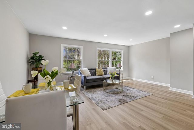 6302 PADDINGTON LN, Centreville, VA 20120