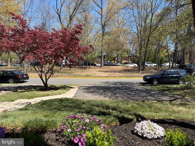 6302 PADDINGTON LN, Centreville, VA 20120