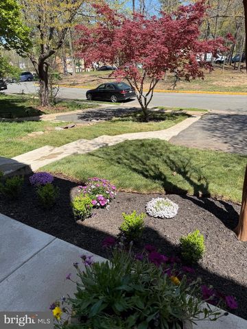 6302 PADDINGTON LN, Centreville, VA 20120