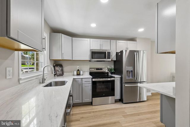 6302 PADDINGTON LN, Centreville, VA 20120