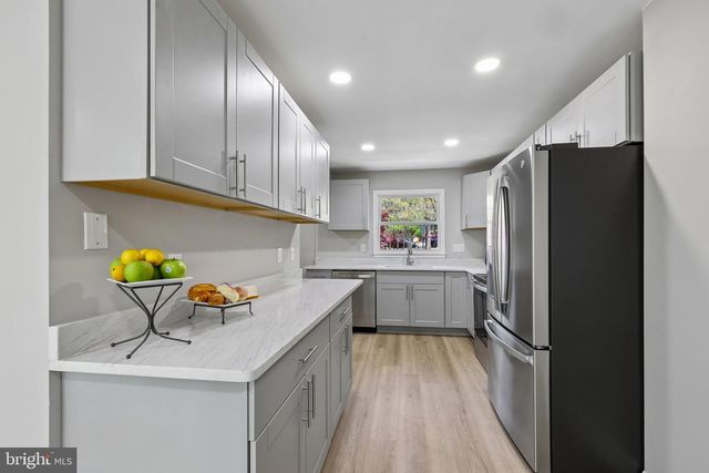 6302 PADDINGTON LN, Centreville, VA 20120
