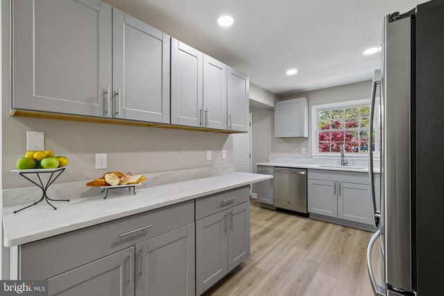 6302 PADDINGTON LN, Centreville, VA 20120