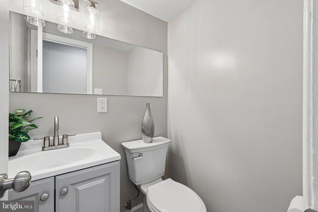 6302 PADDINGTON LN, Centreville, VA 20120