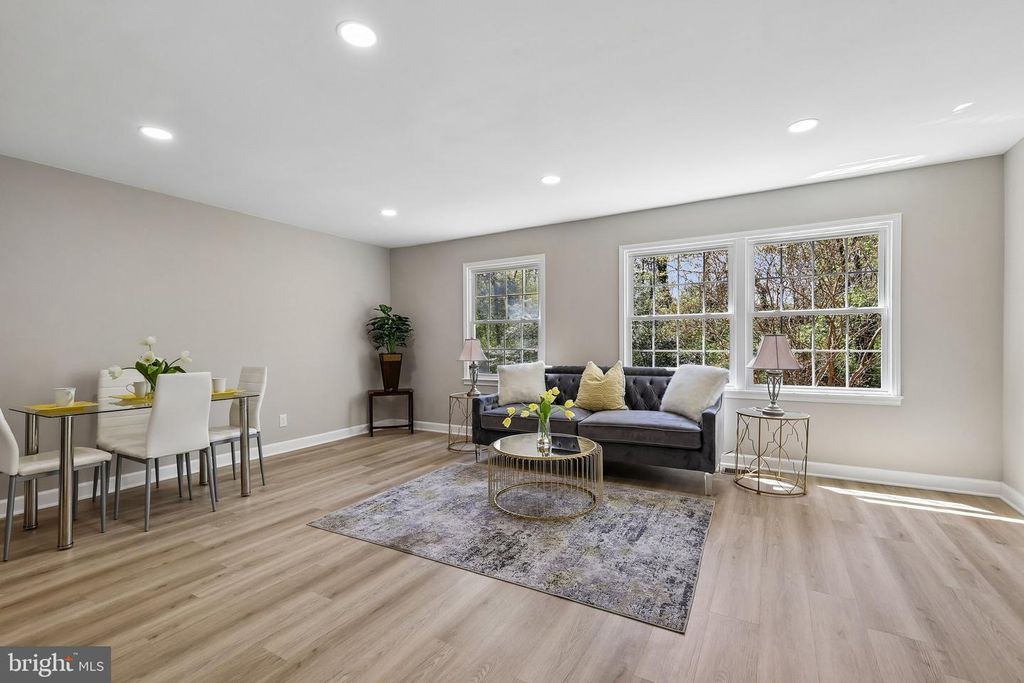 6302 PADDINGTON LN, Centreville, VA 20120