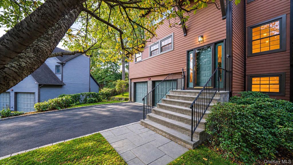 8 Adams Court, Oyster Bay, NY 11771 — photo 2