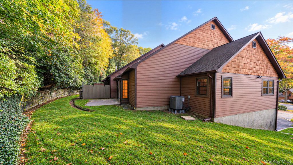 8 Adams Court, Oyster Bay, NY 11771 — photo 4