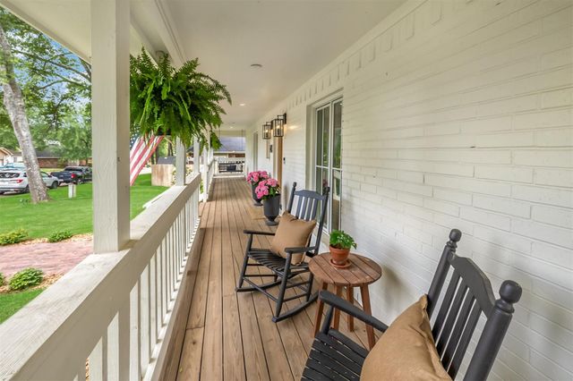 140 April Waters Drive W, Conroe, TX 77356