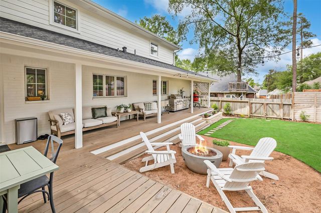 140 April Waters Drive W, Conroe, TX 77356