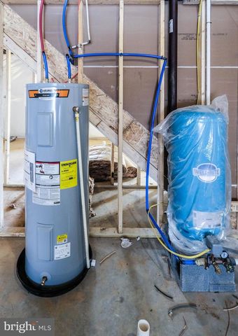 928 HIGH TOP RD, Linden, VA 22642