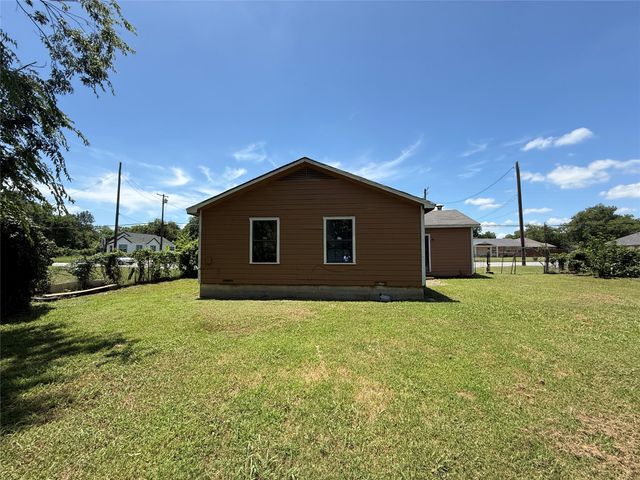 915 S Rockwall Avenue, Terrell, TX 75160