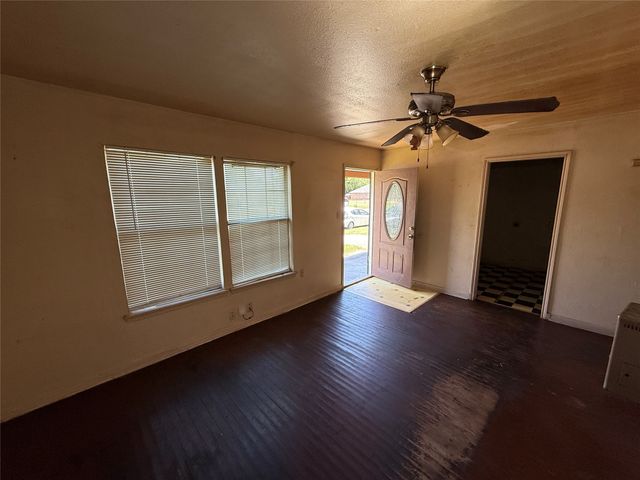 915 S Rockwall Avenue, Terrell, TX 75160
