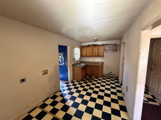 915 S Rockwall Avenue, Terrell, TX 75160