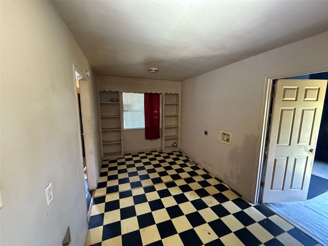915 S Rockwall Avenue, Terrell, TX 75160
