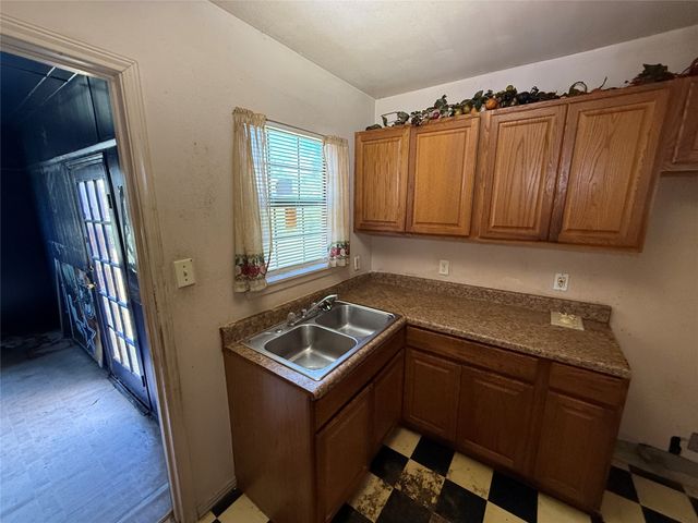 915 S Rockwall Avenue, Terrell, TX 75160