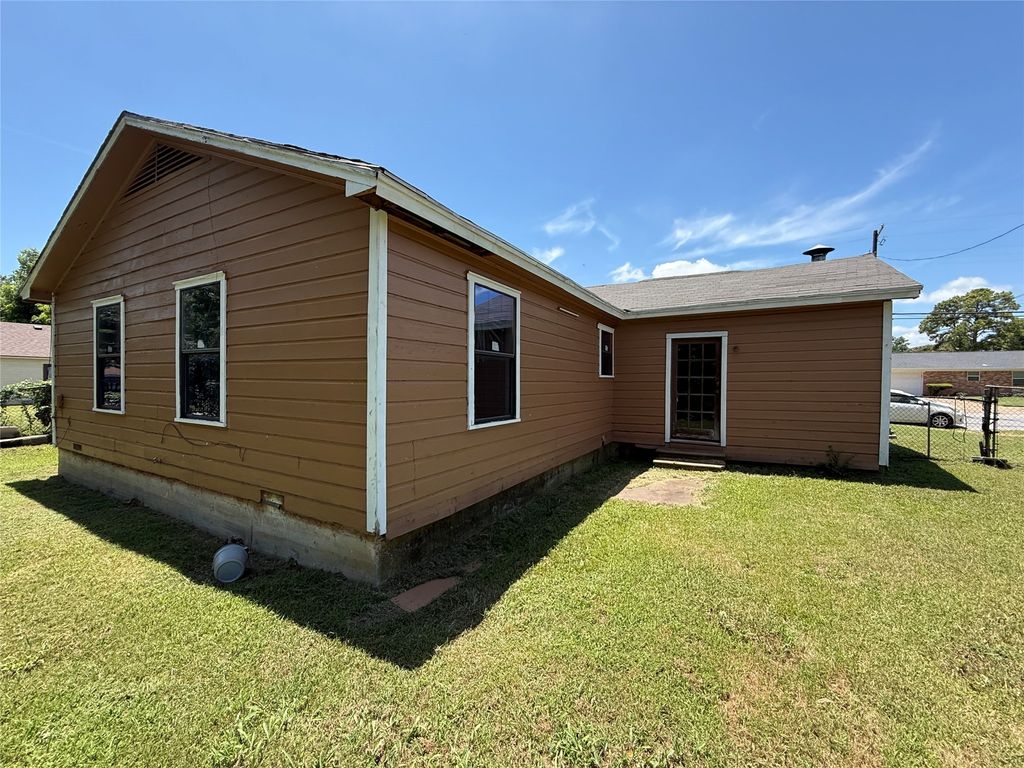 915 S Rockwall Avenue, Terrell, TX 75160