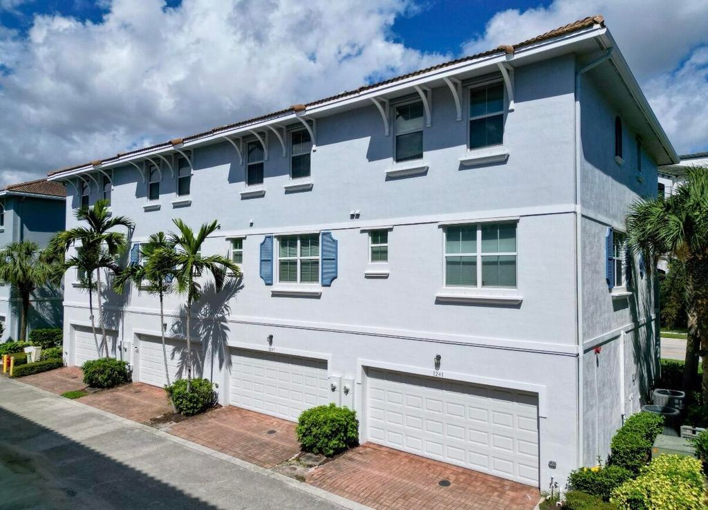 1247 Vía De Fossi, Boynton Beach, FL 33426