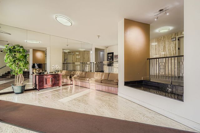 7033 N Kedzie Avenue 1004, Chicago, IL 60645