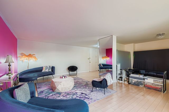 7033 N Kedzie Avenue 1004, Chicago, IL 60645