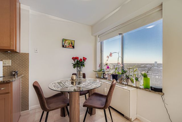 7033 N Kedzie Avenue 1004, Chicago, IL 60645