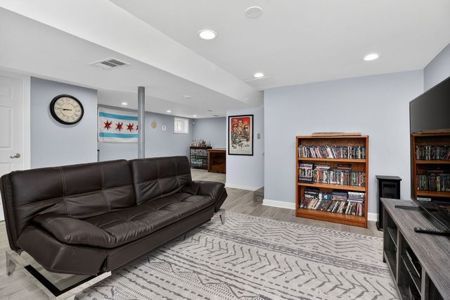 5226 N Moody Avenue, Chicago, IL 60630