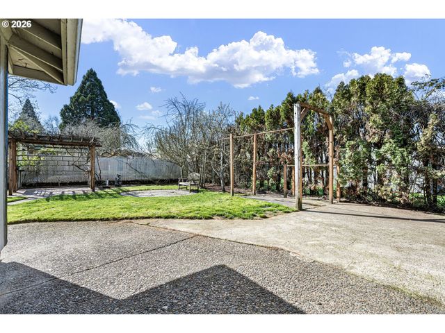 1980 PRINCETON Dr, Eugene, OR 97405