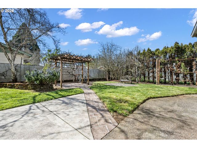 1980 PRINCETON Dr, Eugene, OR 97405