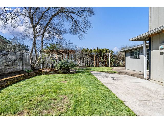 1980 PRINCETON Dr, Eugene, OR 97405