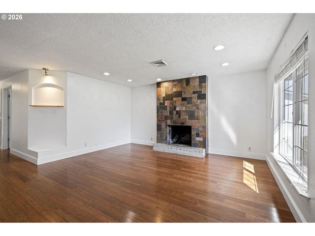 1980 PRINCETON Dr, Eugene, OR 97405