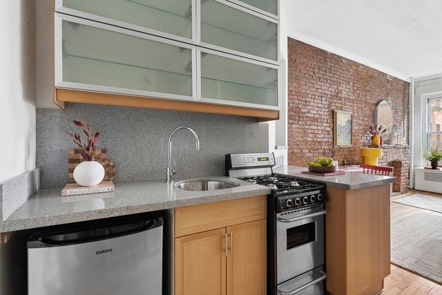 92 Horatio St Apt 2S, New York City, NY 10014