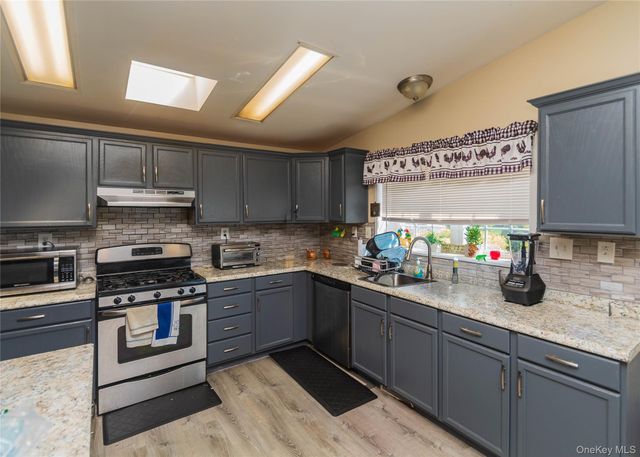 19 Biscayne Blvd, Poughkeepsie, NY 12603
