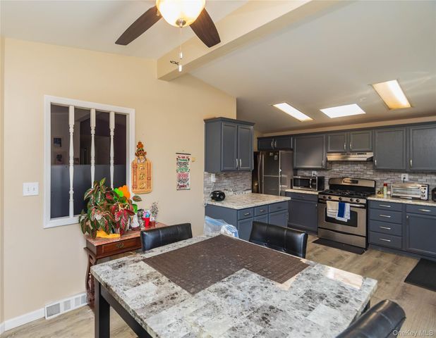 19 Biscayne Blvd, Poughkeepsie, NY 12603