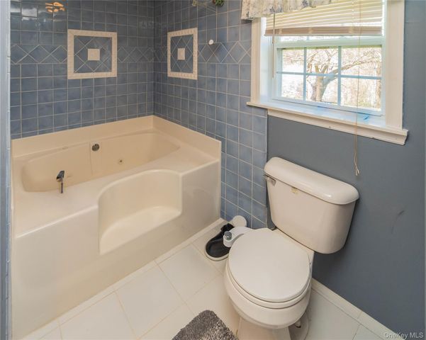 19 Biscayne Blvd, Poughkeepsie, NY 12603