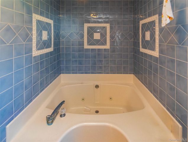 19 Biscayne Blvd, Poughkeepsie, NY 12603