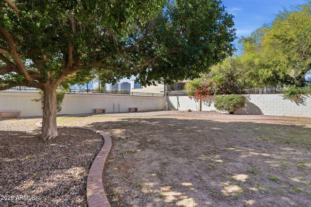 321 E MITCHELL Drive, Phoenix, AZ 85012