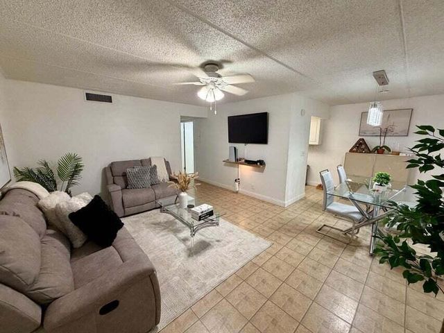 2000 Springdale Boulevard 102, Palm Springs, FL 33461