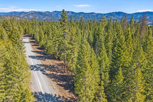 555 Happy Trails Ln, Newport, WA 99146