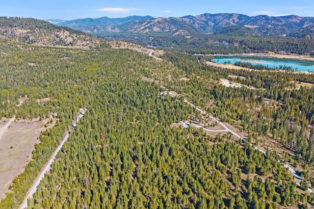 555 Happy Trails Ln, Newport, WA 99146