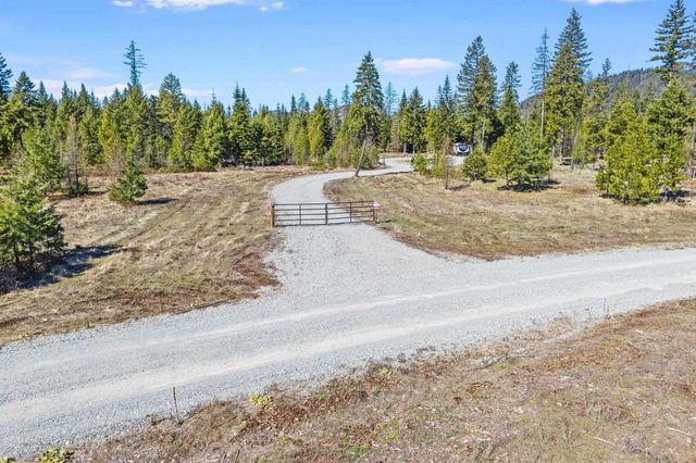 555 Happy Trails Ln, Newport, WA 99146