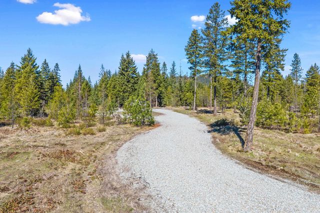 555 Happy Trails Ln, Newport, WA 99146