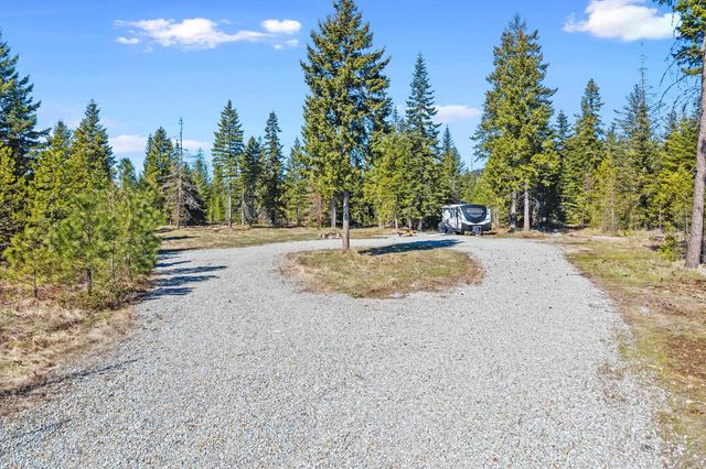 555 Happy Trails Ln, Newport, WA 99146